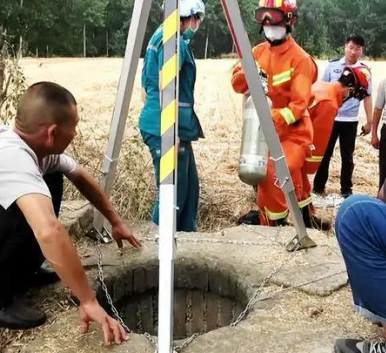 炎熱夏季，男子被困30米深井，消防員用救援支架實施救援