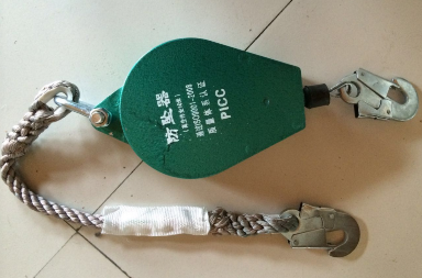 高空作業(yè)驚險(xiǎn)一幕，十二樓無防具擦外窗玻璃